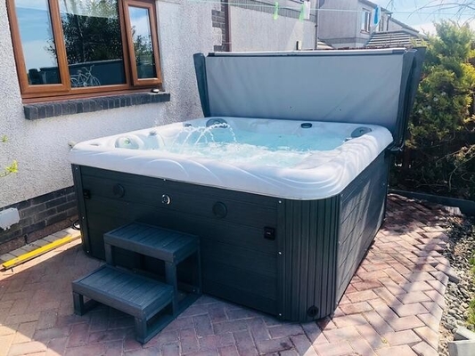 Bahçe 5 Koltuklu Lüks Masaj Spa Banyo Dış Su Banyo Acrylic Freestanding Spa Tub Villa için